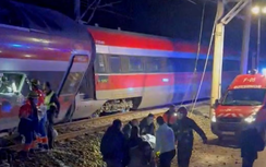 Hai tàu cao tốc trật bánh ở Tây Ban Nha, 21 người thiệt mạng