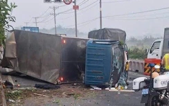 Xe tải lật trên đường Phan Văn Khải, cửa ngõ Tây Bắc TP.HCM ùn tắc nhiều giờ