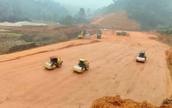 Nhộn nhịp công trường cao tốc hai đầu Bắc - Nam dịp tết Dương lịch