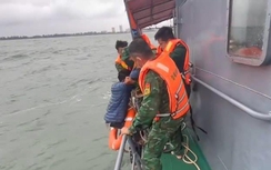 Nghệ An: Kịp thời cứu hai ngư dân gặp nạn lật thuyền trên biển