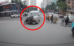 Cắt ngang đầu ô tô giữa ngã tư, xe máy bị hất văng