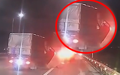 Đầu xe tải biến dạng sau cú tông đuôi ô tô trên cao tốc