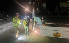 Trắng đêm cùng CSGT Sơn La đảm bảo ATGT cho xe chạy trên quốc lộ 6
