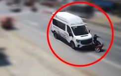 Xe máy bị ô tô 16 chỗ tông khi sang đường