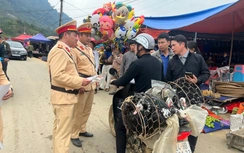 Nghe CSGT "bắn" tiếng Mông tuyên truyền an toàn giao thông giữa chợ phiên vùng cao