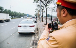 CSGT Hà Nội tuần tra lưu động, xử lý nhiều tài xế dừng, đỗ xe tràn lan tại sân bay Nội Bài