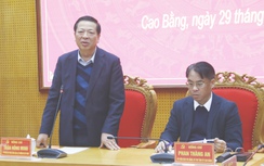 Bộ trưởng Trần Hồng Minh trao quà Tết cho người nghèo tỉnh Cao Bằng