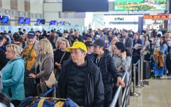 Sân bay Nội Bài chật kín khách trong ngày cao điểm nhất kỳ nghỉ Tết Dương lịch 2026