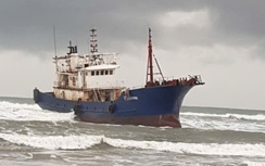 Quảng Ngãi: Tàu sắt hàng trăm tấn mắc cạn ở Dung Quất