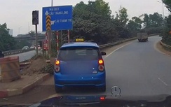 Xe taxi tạt đầu, dừng tại lối lên Vành đai 3, suýt gây tai nạn