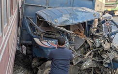 Hải Phòng: Tàu hỏa va chạm xe tải tại lối đi tự mở, hai người bị thương