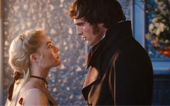 Nữ đạo diễn người Anh tiết lộ lý do làm mới “Đồi gió hú” với chi tiết táo bạo nhất