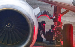 Máy bay Hồng Kông phải bay vòng, phát tín hiệu khẩn cấp vì đường băng gặp sự cố