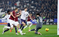 Thoát thua phút bù giờ, MU giữ chắc top 4 Ngoại hạng Anh