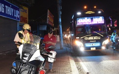 Cận Tết, CSGT TP.HCM tăng cường kiểm tra xe dù núp bóng cây xăng, bến cóc