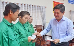300 suất quà Tết đến với công nhân, người lao động ở Cà Mau