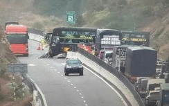 Bản tin TNGT 11/2: Xe khách tông dải phân cách cao tốc Cam Lâm - Vĩnh Hảo