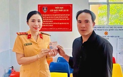 CSGT Cà Mau cấp, đổi giấy phép lái xe xuyên Tết