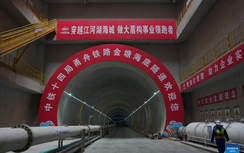 Cận cảnh công tác khoan hầm đường sắt cao tốc xuyên biển dài nhất thế giới