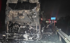 Xe khách bốc cháy trơ khung, tài xế và hành khách kịp thời thoát nạn