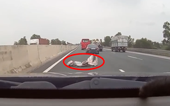 Vướng bạt dưới gầm, ô tô mất lái quay ngang trên cao tốc