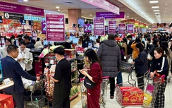 Siêu thị ở TP.HCM đông người sắm Tết, chợ truyền thống trầm lắng ngày 26 tháng Chạp