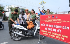 Công an An Giang lập điểm hỗ trợ, đổ xăng và vá xe miễn phí cho bà con về quê