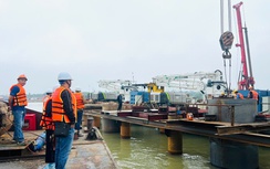 Khi phố phường rộn ràng đón Tết, nhịp búa máy vẫn vang trên cầu Ngọc Hồi