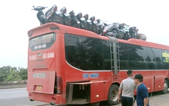 CSGT Tuyên Quang phạt tài xế và chủ phương tiện vì chở 12 xe máy trên nóc ô tô khách