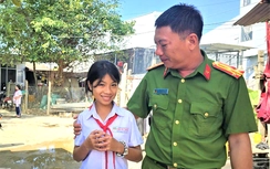 Mùa xuân của thượng tá công an bơi 2km trong đêm cứu dân