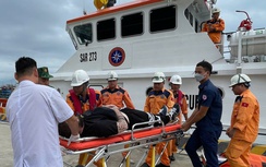 Xuyên đêm giành lại sự sống cho thuyền viên trẻ giữa trùng khơi