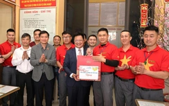 Ấm áp đêm Giao thừa: Đường sắt trao quà, gửi gắm niềm tin tới người lao động trực Tết