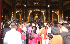 Người dân đổ về ngôi chùa nổi tiếng nhất Đà Nẵng sáng mùng 2 Tết