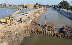 Công nhân dầm mình trong bùn thi công dự án tiêu thoát lũ vùng Bắc Thanh Hóa
