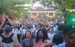 Hàng chục nghìn du khách tham quan phố cổ Hội An đầu Xuân