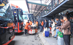 Người dân trở lại Hà Nội sớm, nhiều tuyến xe khách “cháy vé” từ mùng 4 Tết
