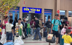 Ga tàu tấp nập người về TP.HCM, sân bay Tân Sơn Nhất đón lượng khách lớn