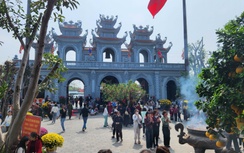 Du khách đổ về đền Tranh tăng đột biến ngay những ngày đầu năm mới