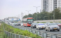 Dòng người đội mưa trở lại Hà Nội, cửa ngõ Thủ đô đông nghẹt chiều cuối nghỉ Tết