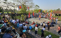 Người dân, du khách Huế nô nức xem hội vật truyền thống ở làng Thủ Lễ