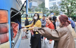 Người dân đội mưa gió hối hả trở lại Thủ đô chiều mùng 6 Tết