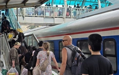 Hàng chục nghìn người trở lại Hà Nội sau Tết, ga tàu nhộn nhịp suốt ngày đêm
