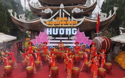 Du khách thập phương đổ về từ sớm tinh mơ ngày khai hội Chùa Hương 2026