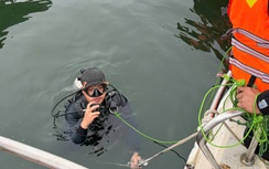 Cận cảnh đặc công nước tìm kiếm các nạn nhân mất tích vụ chìm tàu trên hồ Thác Bà