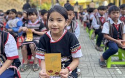 Thầy cô giáo chung tay góp tiền lì xì cho học sinh miền núi Đà Nẵng đến trường