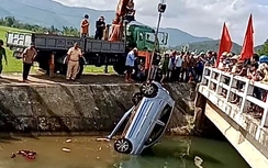 Gia Lai: Phát hiện 2 nạn nhân tử vong gần chiếc ô tô chìm dưới mương nước