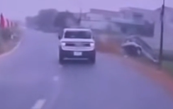 Lấn làn vượt xe thiếu quan sát, ô tô lao xuống ruộng, lật ngửa