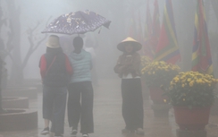 Dòng người đội mưa, vượt sương mù lên cổng trời khai hội đền Nưa - Am Tiêm