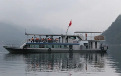 Nhiều tàu thuyền không đủ điều kiện xuất bến, khách du xuân đền Thác Bờ phải quay về