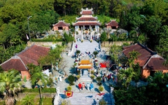 Huế: Hàng nghìn du khách dâng hương khai hội Huyền Trân